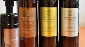 Banyera, assecador de cabells, tovalloles i sabó