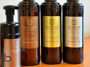 Baignoire, sèche-cheveux, serviettes fournies, savon