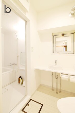 Badewanne, Haartrockner, Handtücher