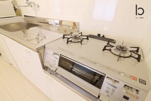 Jääkaappi, mikroaaltouuni, liesi, keittoastiat/astiat/ruokailuvälineet