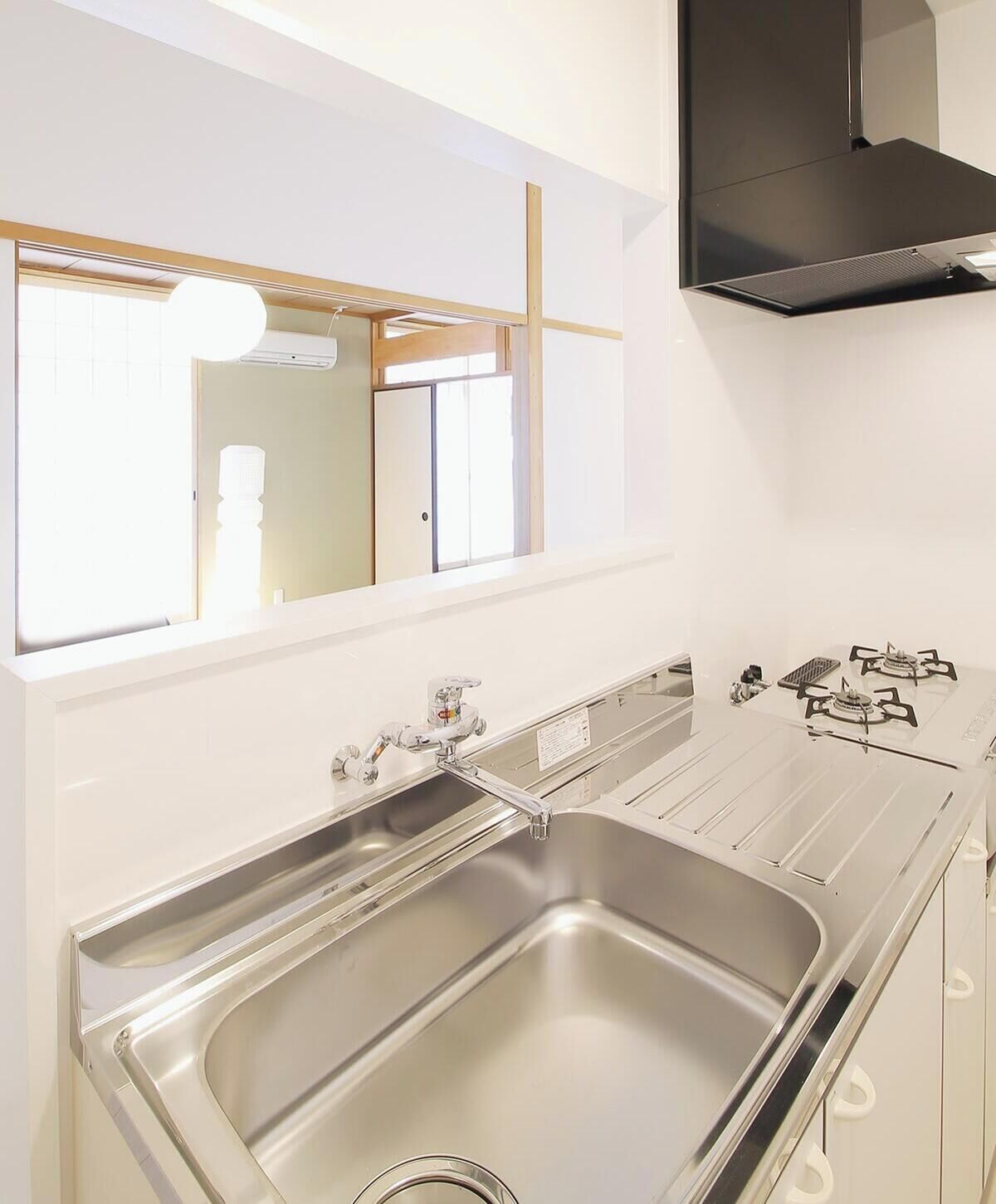 Fridge, microwave, stovetop, cookware/dishes/utensils