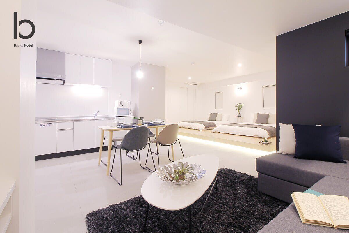 Tabla de planchar con plancha, wifi, ropa de cama