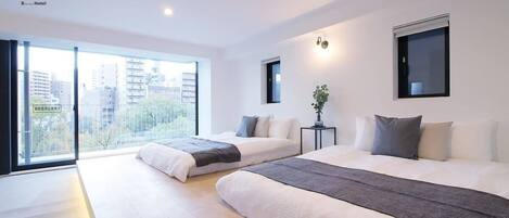 Tabla de planchar con plancha, wifi y ropa de cama