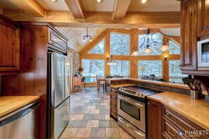 冷蔵庫、電子レンジ、オーブン、コンロ