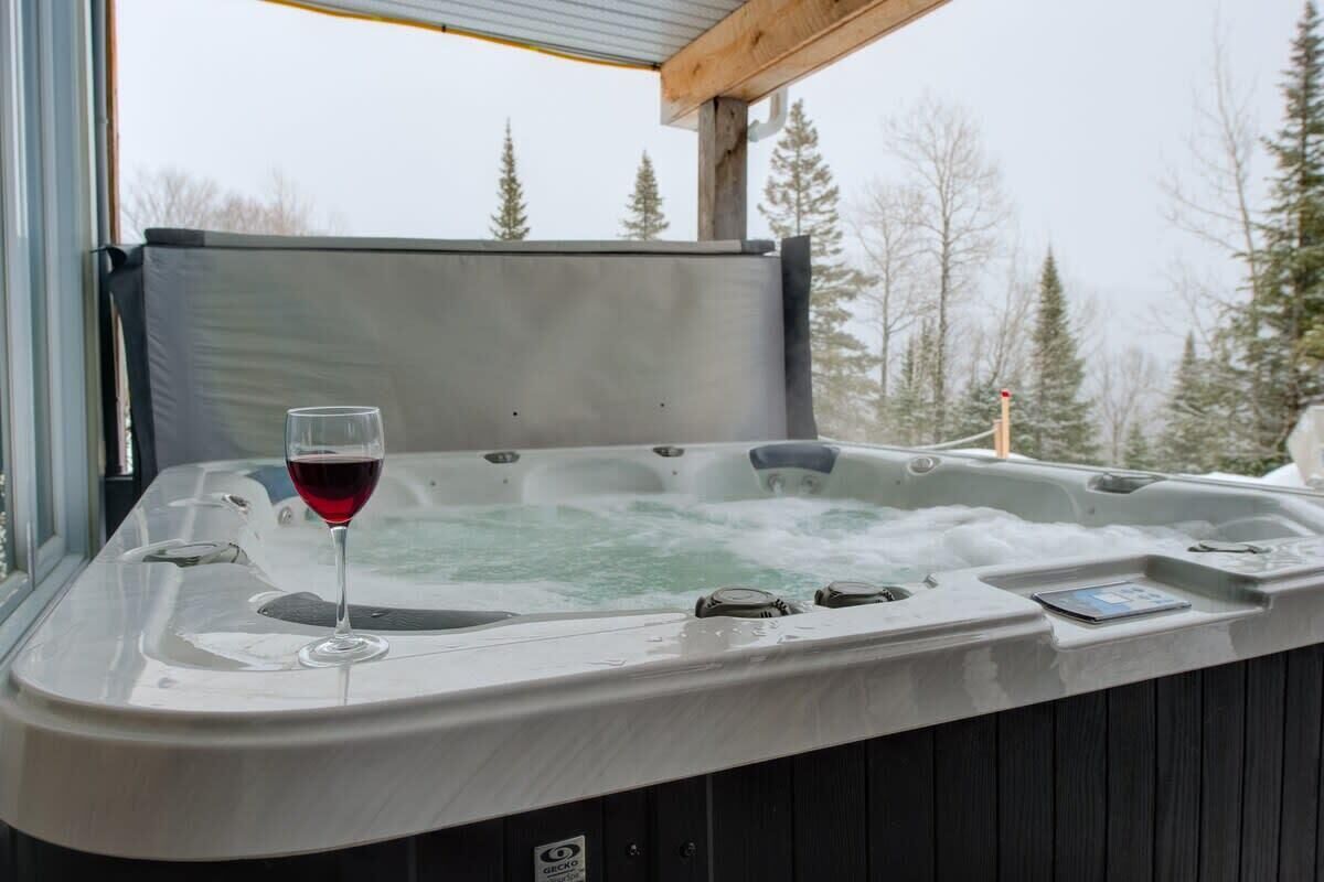 Indoor spa tub
