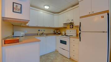 Køleskab, mikrobølgeovn, ovn, kogeplade