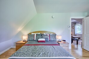 4 bedrooms, iron/ironing board, WiFi, bed sheets