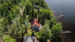 A house surrounded by dense forest, a dock, and a lake. - La Nouvelle-Angleterre - Hot tub and Dock (Pohénégamook)