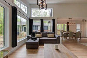 Smart TV y chimenea 