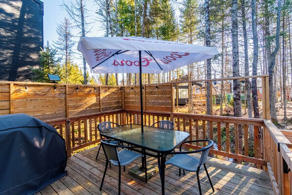 Outdoor dining - La Randonnée - Hot tub and Golf, Shared pool (Pont-Rouge)