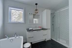 Bathtub, hair dryer, towels