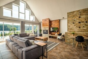 テレビ、暖炉、書庫