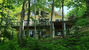 Exterior - Le Secret du lac (Lac-aux-Sables)