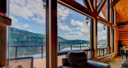 Chalet Le Trésor du Lac | Waterfront & Dock