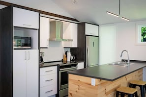 Frigorifero, microonde, forno, piano cottura