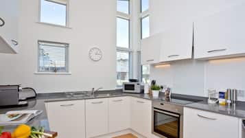 Een vaatwasser, een kinderstoel