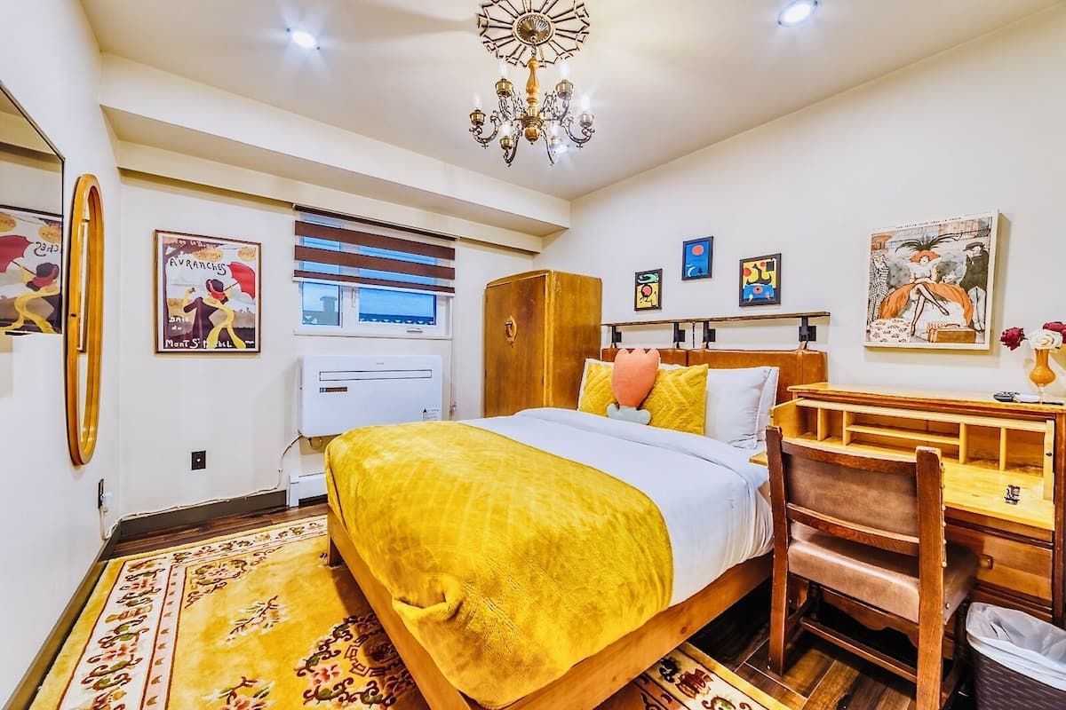 1 bedroom, Egyptian cotton sheets, premium bedding, down duvets