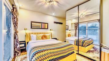 1 bedroom, Egyptian cotton sheets, premium bedding, down comforters