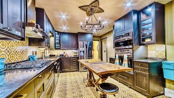 Refrigerador con congelador, microondas y cafetera y tetera