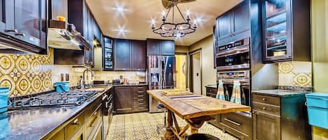 Peti sejuk/penyejuk beku saiz penuh, ketuhar gelombang mikro