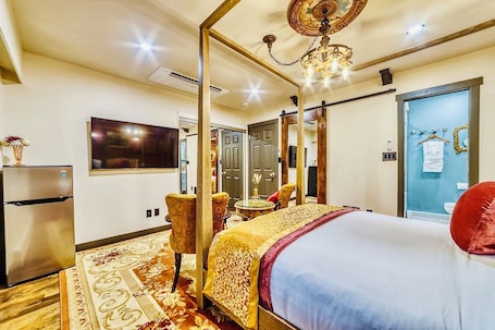 Superior Room, 1 Queen Bed | Egyptian cotton sheets, premium bedding, down comforters, pillowtop beds. Neocolonial Nouveau Kensington Vacation Home