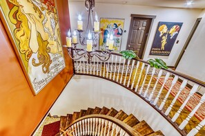 41-inch flat-screen TV with digital channels, TV, Netflix