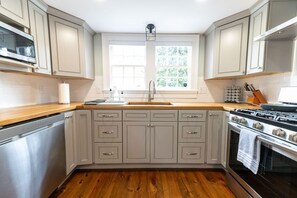 Fridge, microwave, oven, stovetop - Edenton Historic District, Walk Downtown, Dogs Welcome, Fenced Yard! (Edenton)