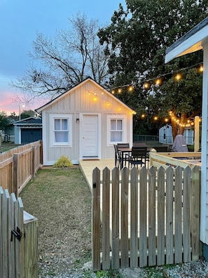 Outdoor dining - Edenton Historic District, Walk Downtown, Dogs Welcome, Fenced Yard! (Edenton)