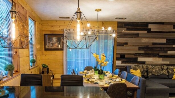 Une cuisine moderne dotée d’un îlot central, de meubles en bois et de luminaires suspendus.