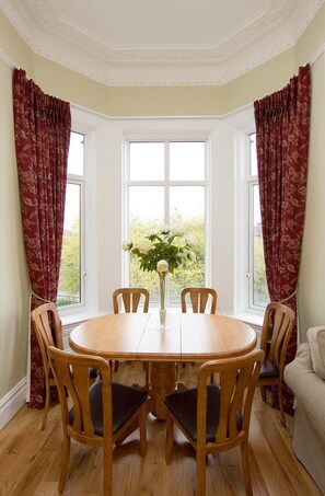 Dining - Elegant, spacious and bright apt suitable for 6, within walking distance to Zoo (Dublin)