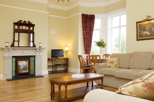 Elegant, spacious and bright apt suitable for 6, within walking distance to Zoo