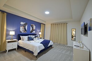 8 bedrooms, iron/ironing board, WiFi, bed sheets - Cheerful 8 Bedroom Vacation Home with Pool/Games (Four Corners)
