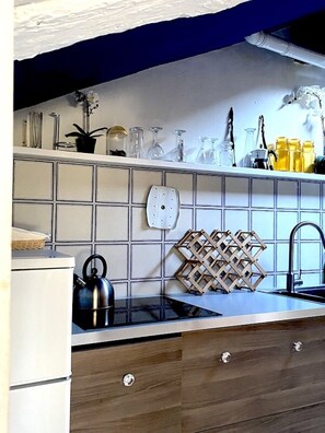 Frigorifero, microonde, forno, piano cottura