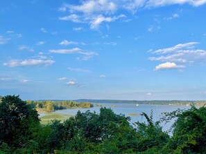 Beach - Chic, Private Cabin with Stunning Hudson River Views (Kingston)