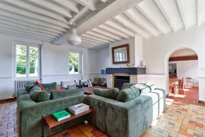 Una televisión, una chimenea, una mesa de tenis de mesa, libros