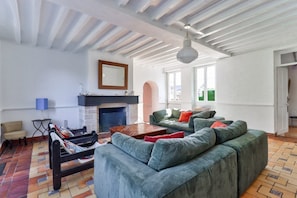 Fernseher, Kamin, Tischtennisplatte, Bücher