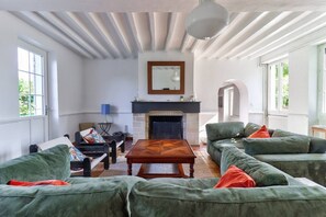 Una televisión, una chimenea, una mesa de tenis de mesa, libros