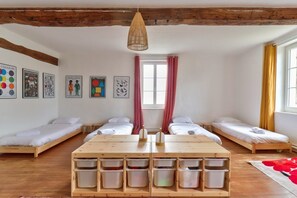 7 bedrooms, desk, iron/ironing board, free WiFi