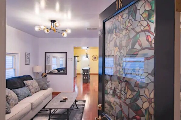 Smart TV, table football, books - Pueblo Magíco: Modern-Rustic Central City Gem, sleeps 12-14 guests (Chicago)