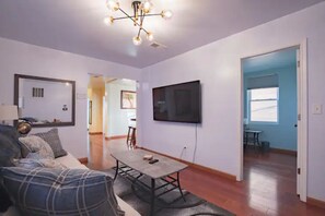 Smart-TV, Tischfußball, Bücher