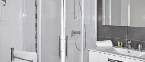 Douche, sèche-cheveux, savon, shampoing