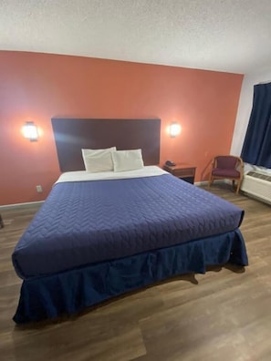 Quarto solteiro básico | Ferros/tábuas de passar roupa, Wi-Fi de cortesia, roupa de cama