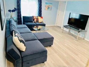 Smart-TV, Bücher, Stereoanlage, Arbeitsbereiche