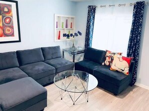 Smart-TV, Bücher, Stereoanlage, Arbeitsbereiche