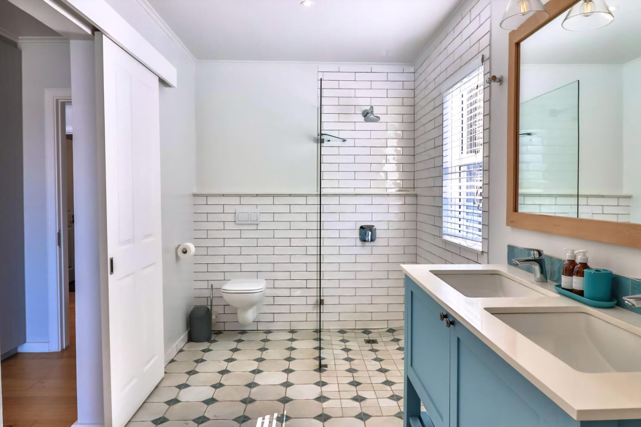 Bathtub, hair dryer