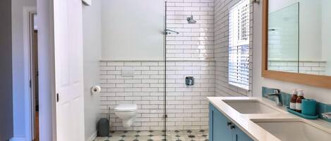 Baignoire, séchoir à cheveux