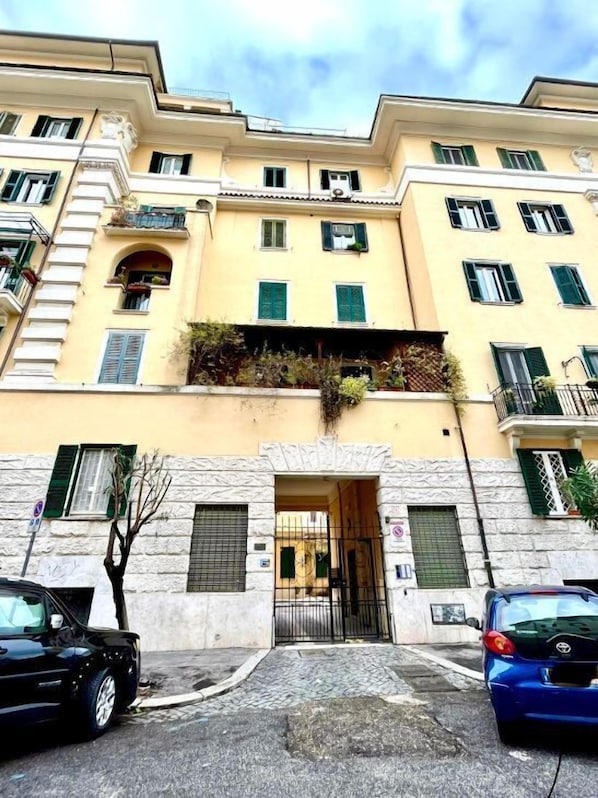 Front of property - 5vaticanrooms (Rome)