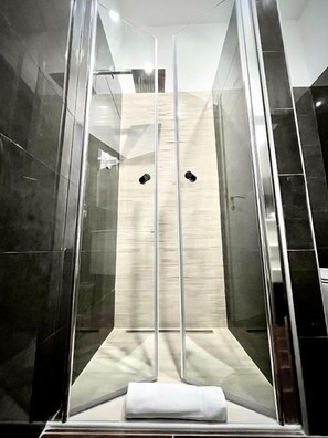 Superior tweepersoonskamer | Badkamer | Een douche, een regendouche, gratis toiletartikelen, een haardroger