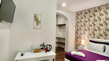 Decoración personalizada, muebles diferentes, escritorio y wifi gratis