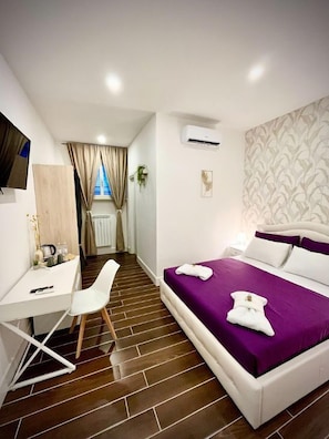 Luxury Double Room | Individually decorated, individually furnished, desk, free WiFi - 5vaticanrooms (Rome)